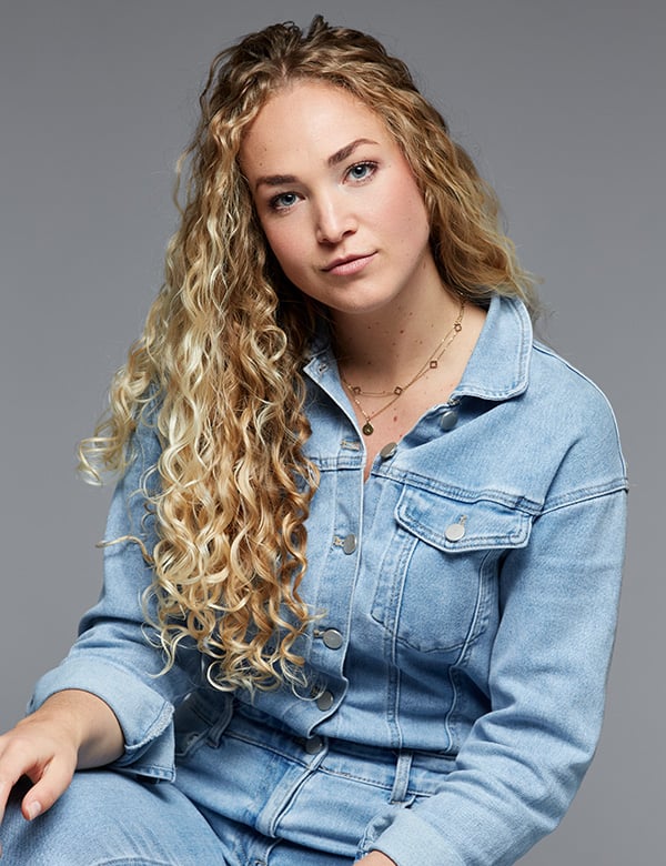 Vrouwelijk model met lang blond krullend haar Romy R.