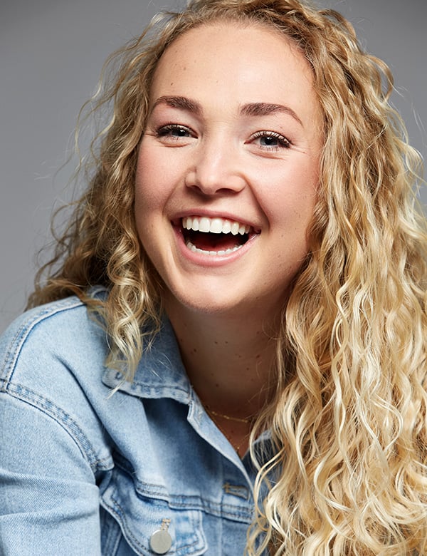 Vrouwelijk model met lang blond krullend haar Romy R.