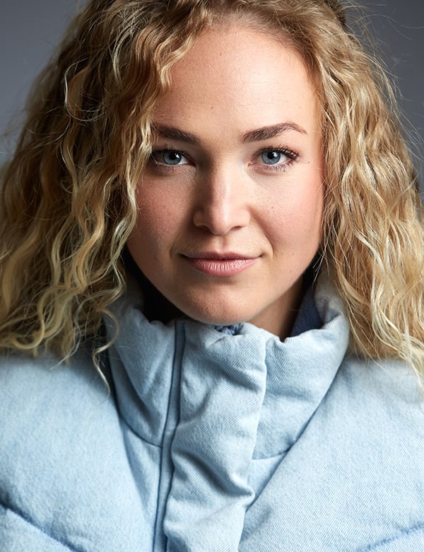 Vrouwelijk model met lang blond krullend haar Romy R.