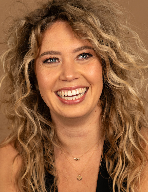 Vrouwelijk model met blond haar Romy
