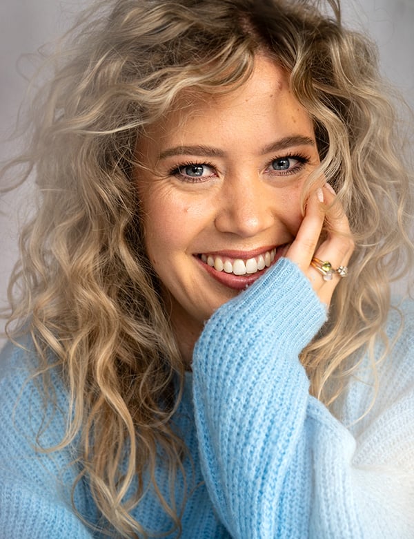 Vrouwelijk model met blond haar romy