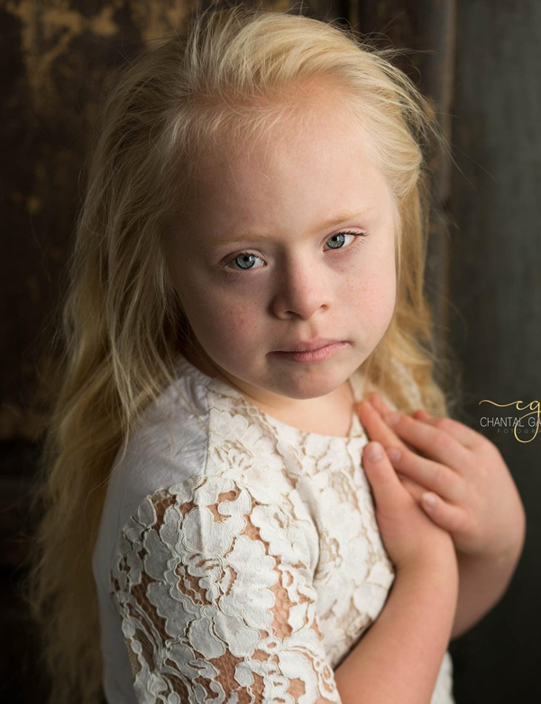 Kindermodel met blond haar Romy