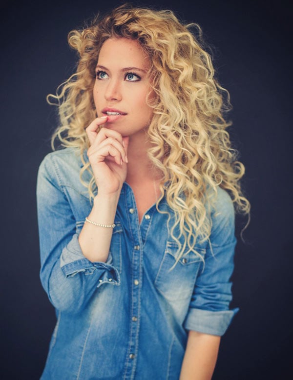Vrouwelijk model met blond krullend haar Romy