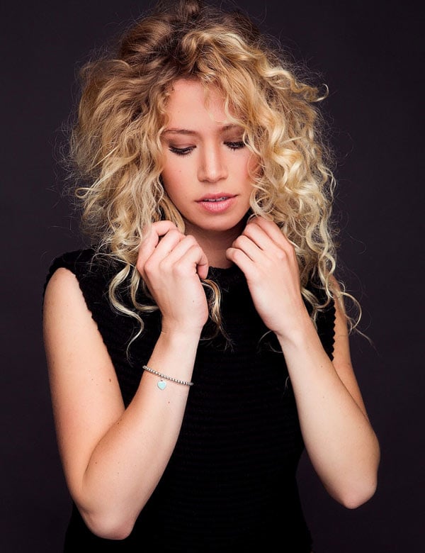 Vrouwelijk model met blond krullend haar Romy