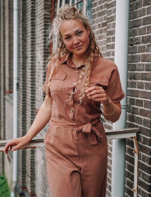 Vrouwelijk model met blonde krullen Romy R.