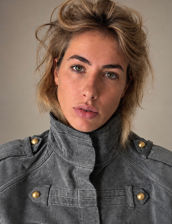 Vrouwelijk model met blond haar Roosje B.