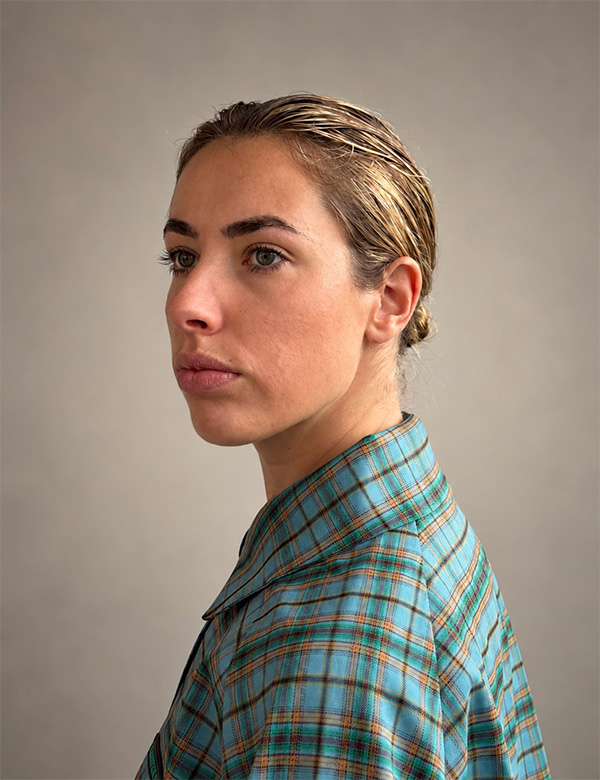 Vrouwelijk model met blond haar Roosje B.