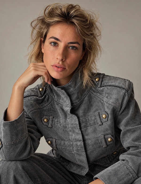 Vrouwelijk model met blond haar Roosje B.
