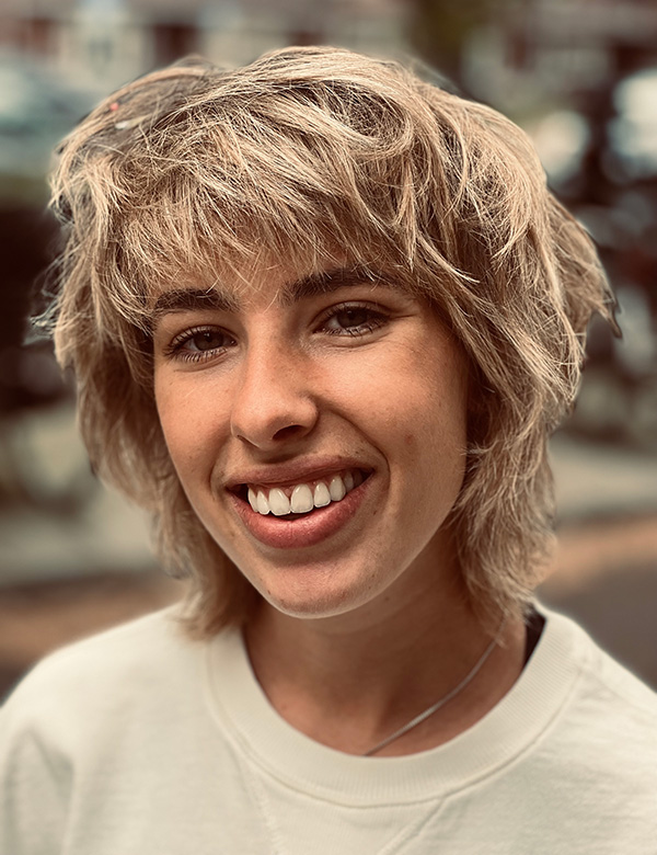 Vrouwelijk model blond haar roosje