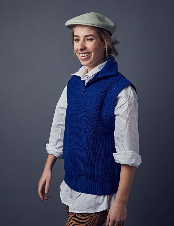 Model donkerblond half lang haar Roosje