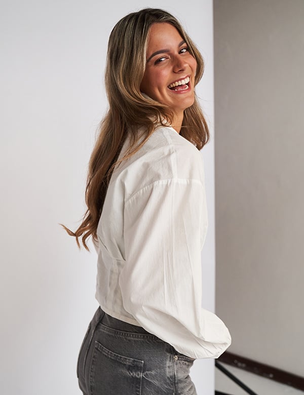 Vrouwelijk model met bruin haar en bruine ogen Rosalien.