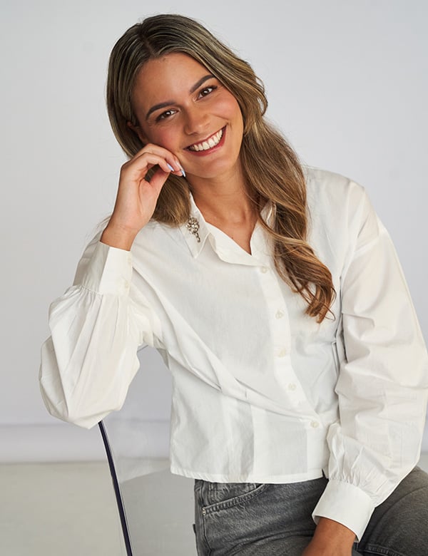 Vrouwelijk model met bruin haar en bruine ogen Rosalien.