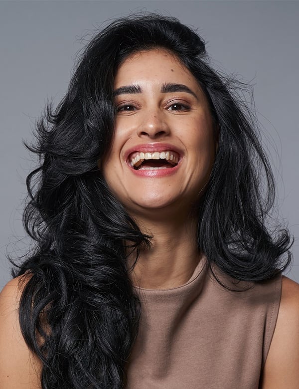 Model Vrouwelijk model met donkerbruin haar rose