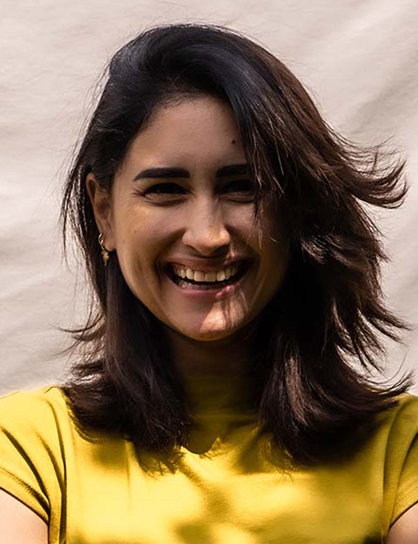 Vrouwelijk model met halflang bruin haar rose