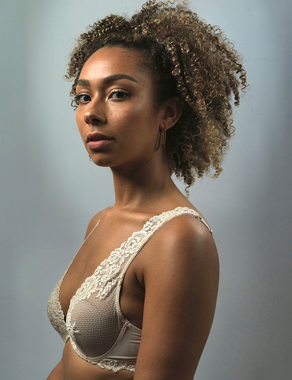 Vrouwelijk model met krullen Rosella