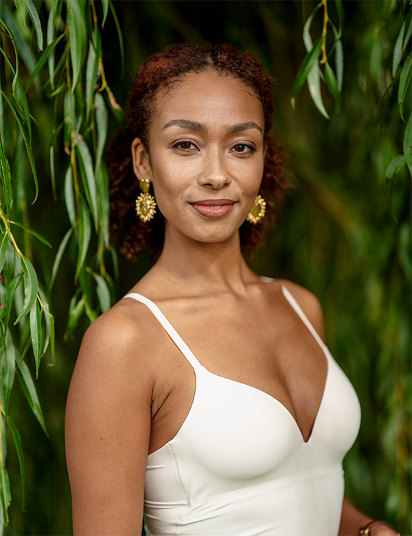 Vrouwelijk model donker haar Rosella