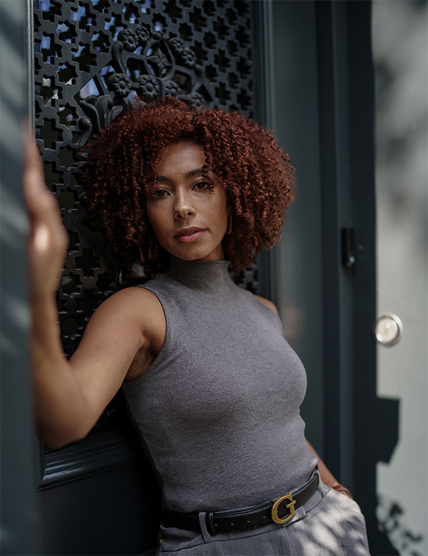 Vrouwelijk model donker haar Rosella