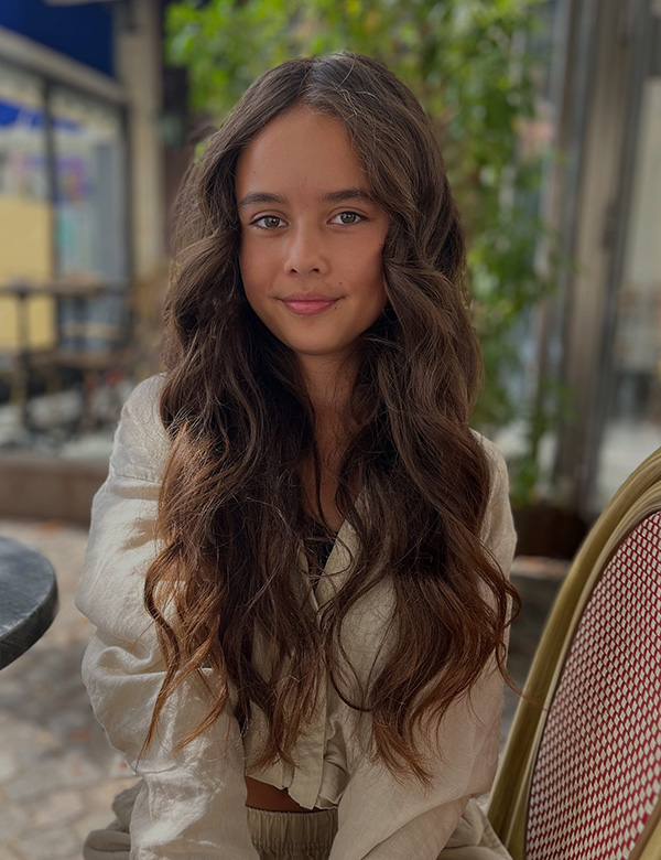 meisjes kindermodel met lang donker haar Row.