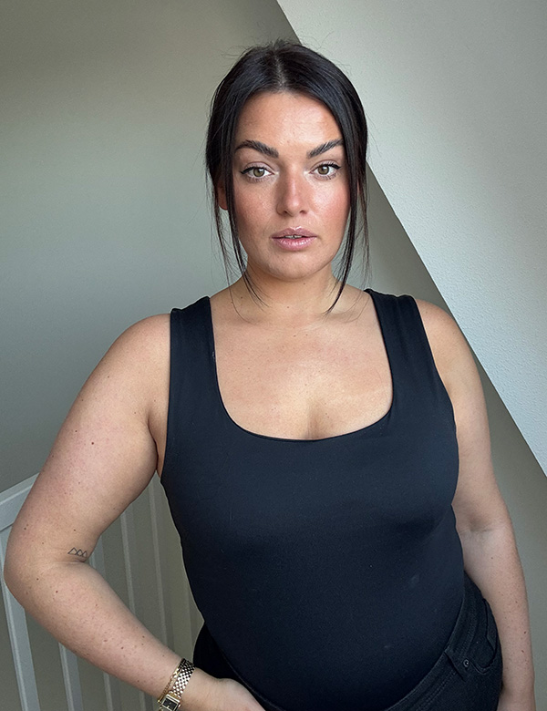 Vrouwelijk model met kort bruin haar Ruth G.