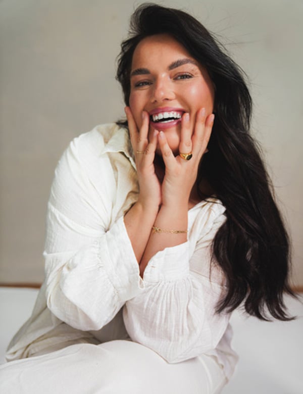 Plussize model met bruin haar Ruth