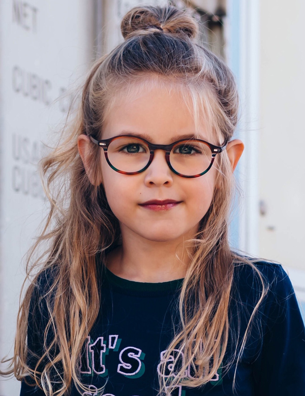 Kindermodel met blond haar Saar