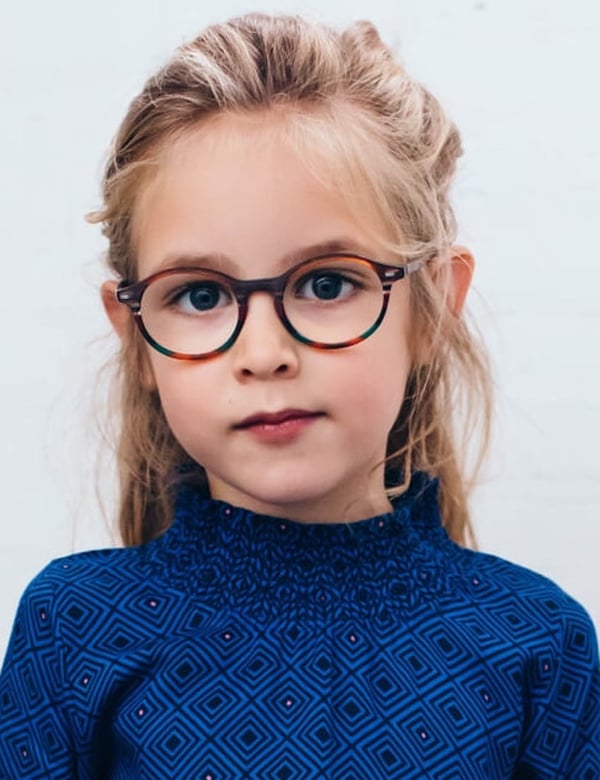 Kindermodel met blond haar Saar