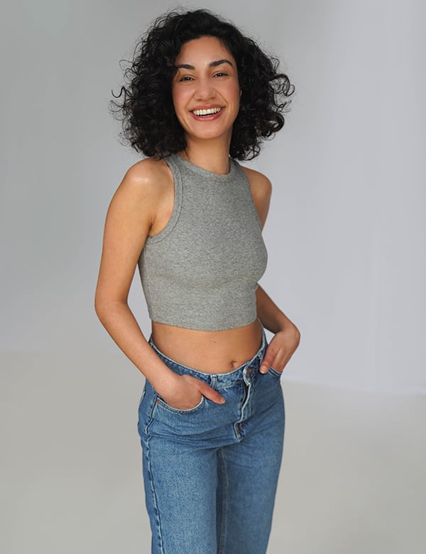 Vrouwelijk model met krullend haar Sadja