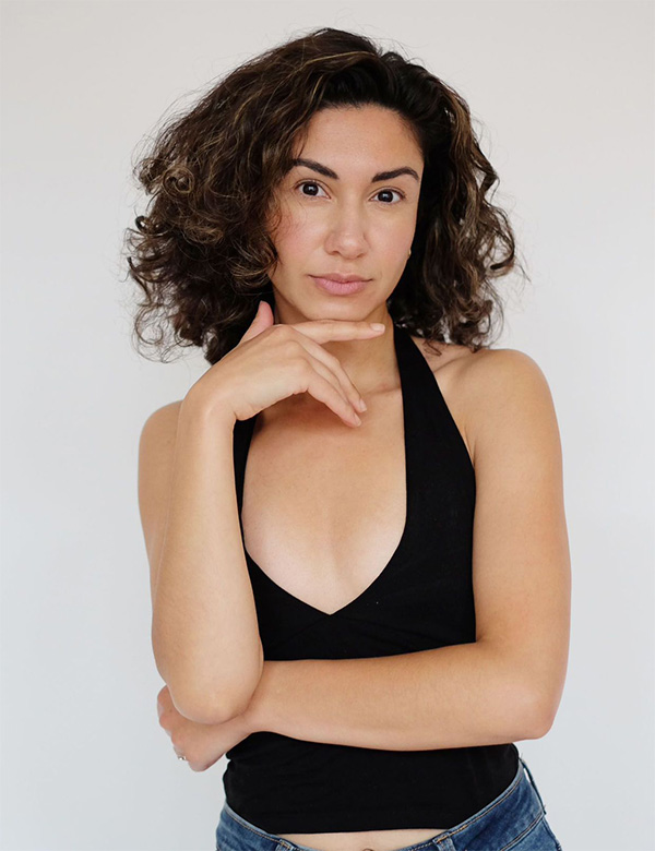 Vrouwelijk model met krullend haar Sadja