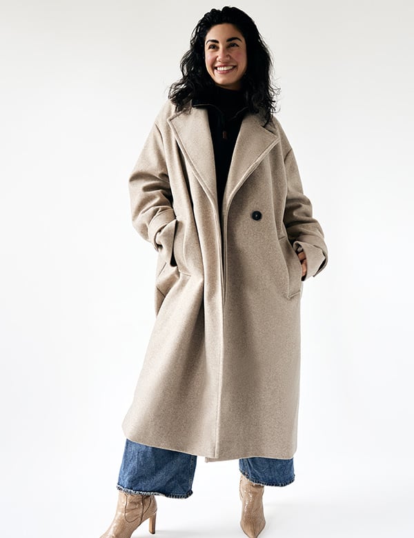 rouwelijk model met krullend haar Sadja