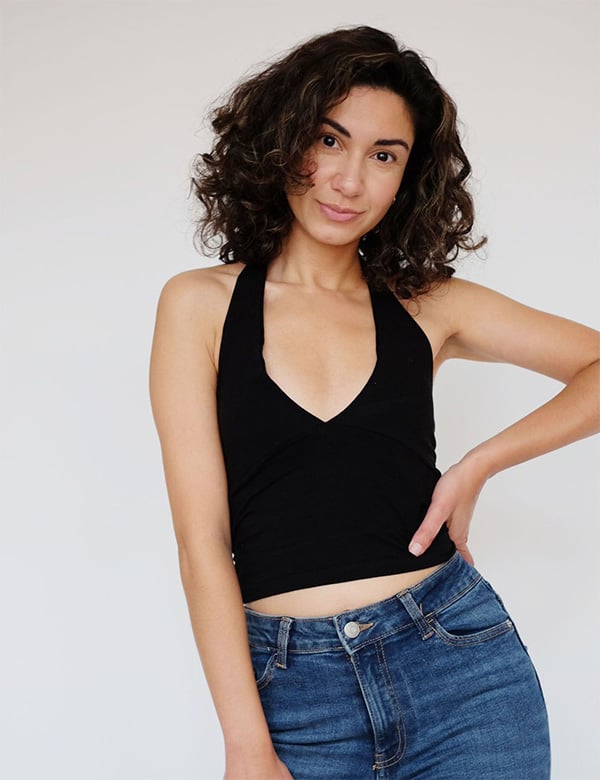 Vrouwelijk model met krullend haar Sadja