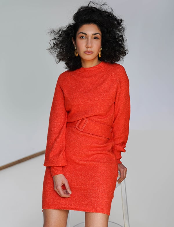 Vrouwelijk model met krullend haar Sadja