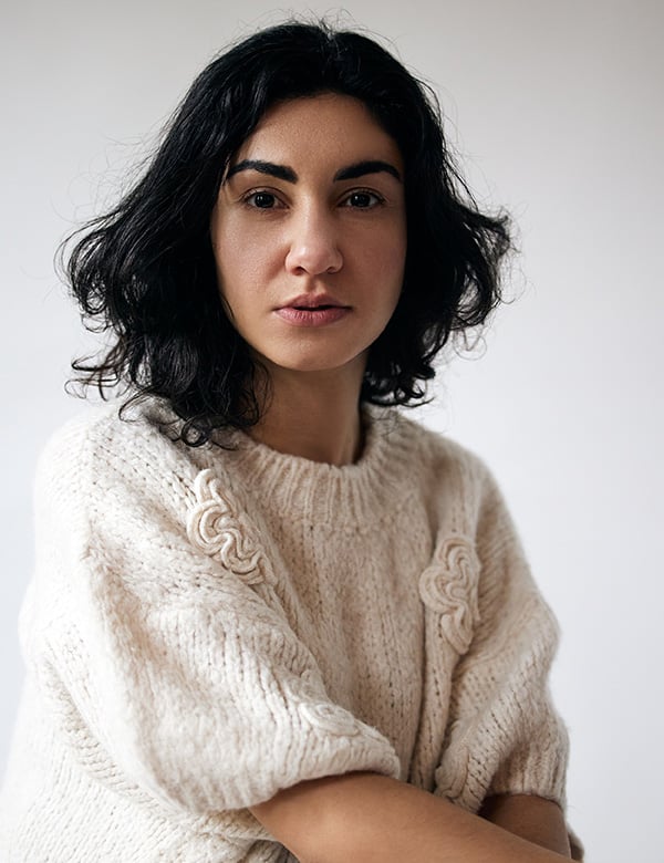 rouwelijk model met krullend haar Sadja
