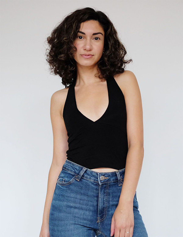 Vrouwelijk model met krullend haar Sadja