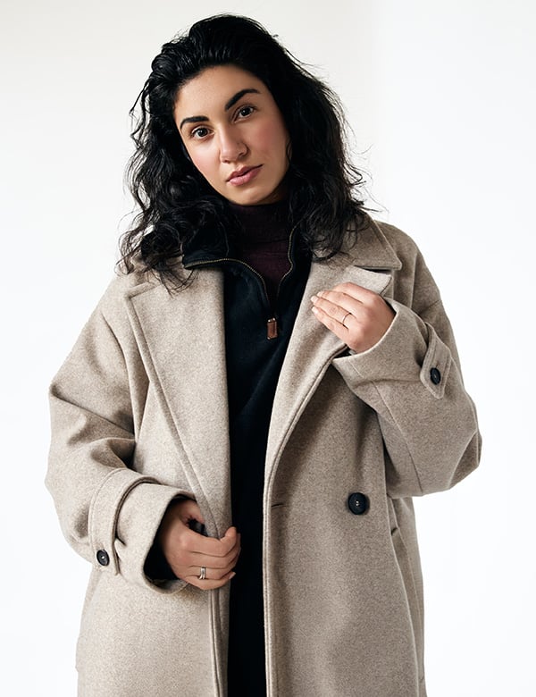 rouwelijk model met krullend haar Sadja