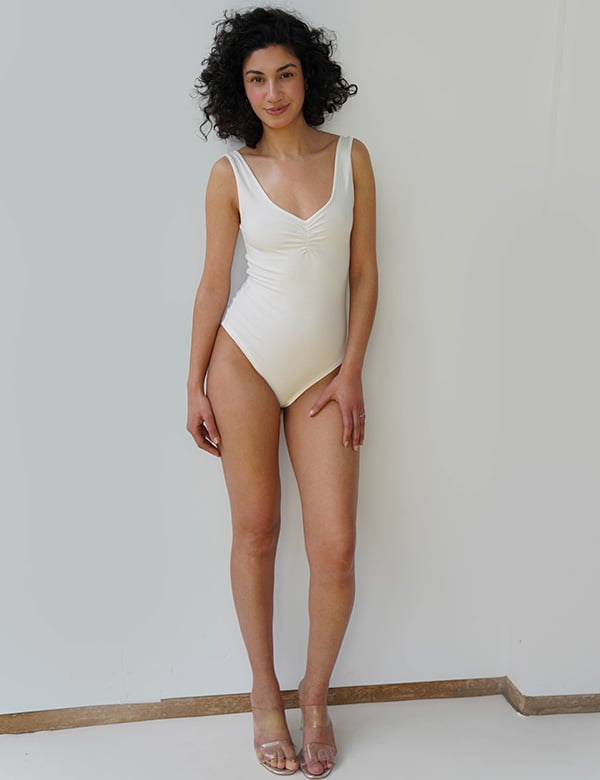Vrouwelijk model met krullend haar Sadja