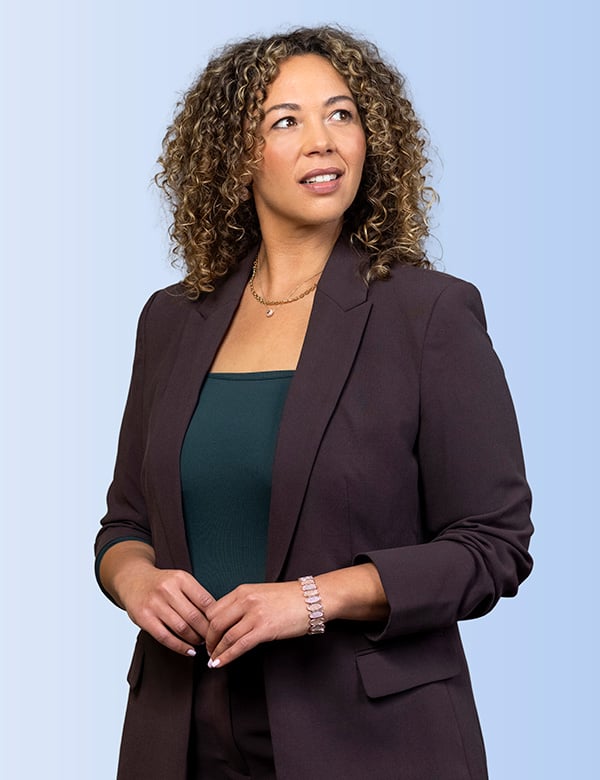 Vrouwelijk model met bruin krullend haar Safaa.