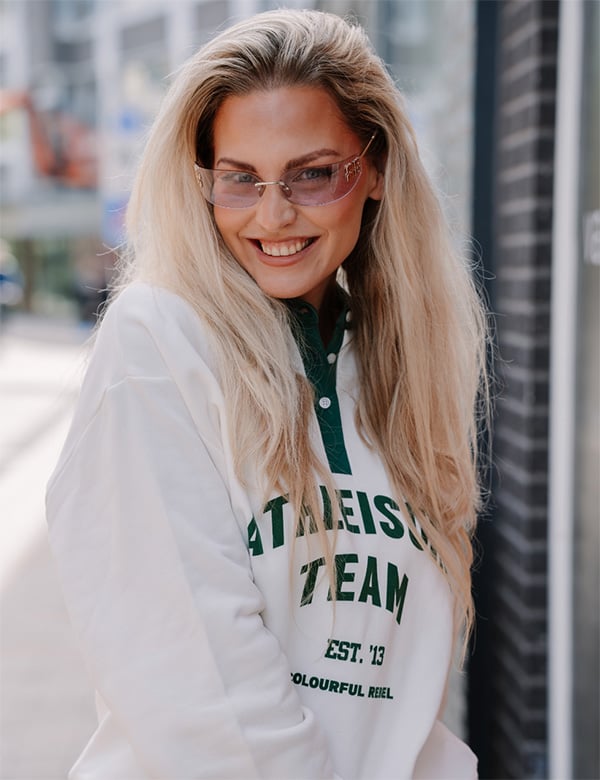 vrouwelijk model met blond haar en blauwe ogen Salemme