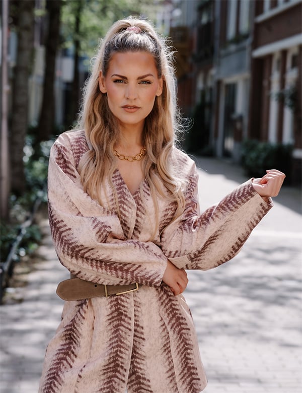 vrouwelijk model met blond haar en blauwe ogen Salemme
