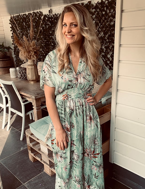 Vrouwelijk model met blond haar en blauwe ogen Salemme.