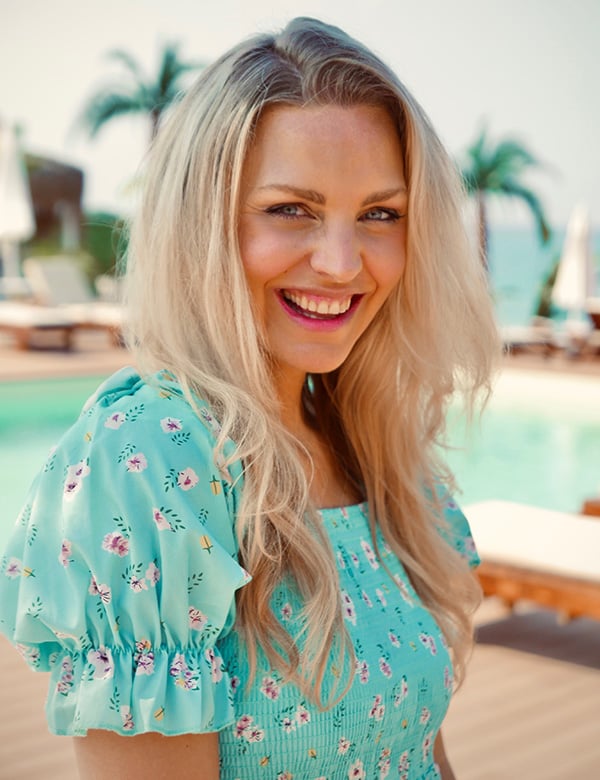 Vrouwelijk model met blond haar en blauwe ogen Salemme.