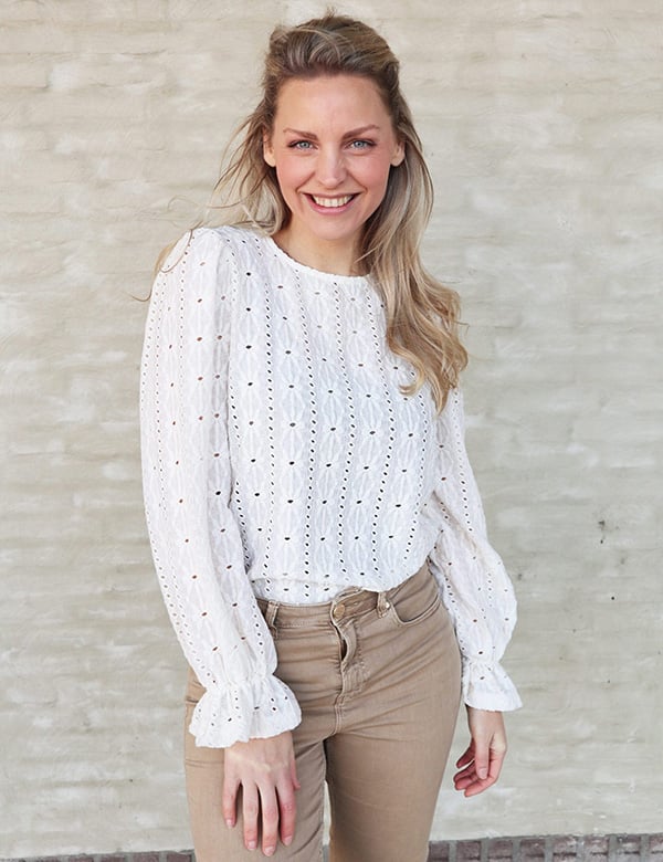 Vrouwelijk model met blond haar en blauwe ogen Salemme.