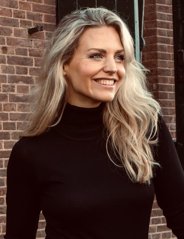 Vrouwelijk model met blond haar en blauwe ogen Salemme.