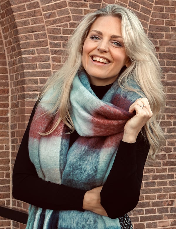 Vrouwelijk model met blond haar en blauwe ogen Salemme.