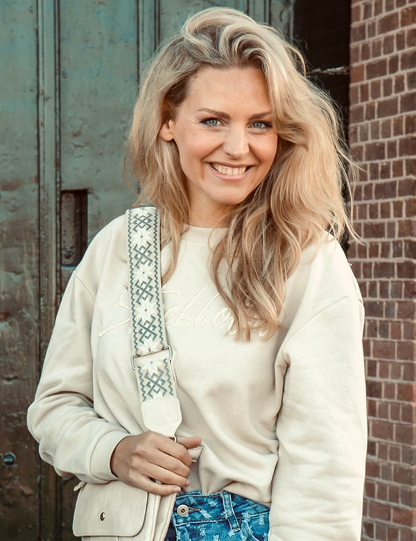 Vrouwelijk model met blond haar en blauwe ogen Salemme.