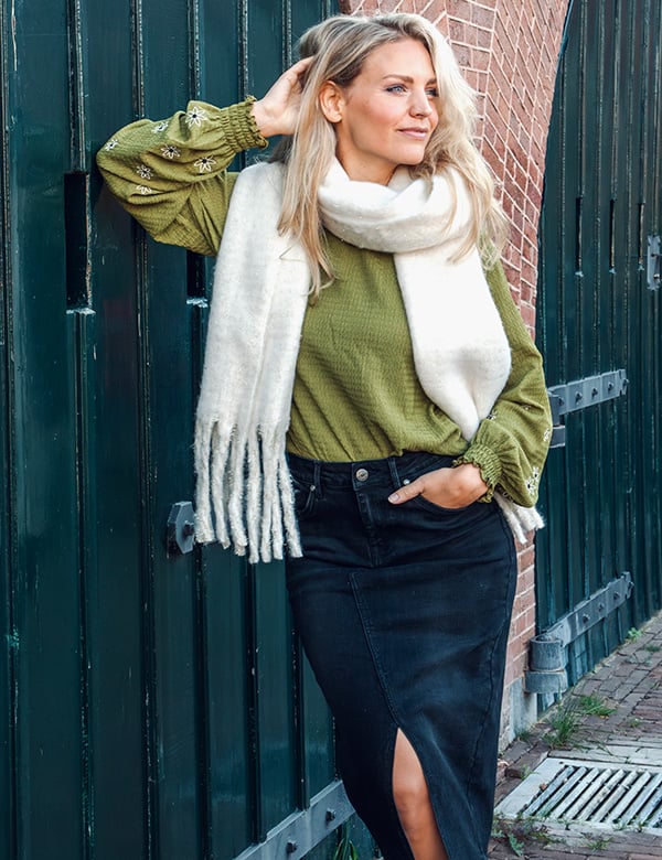 Vrouwelijk model met blond haar en blauwe ogen Salemme.