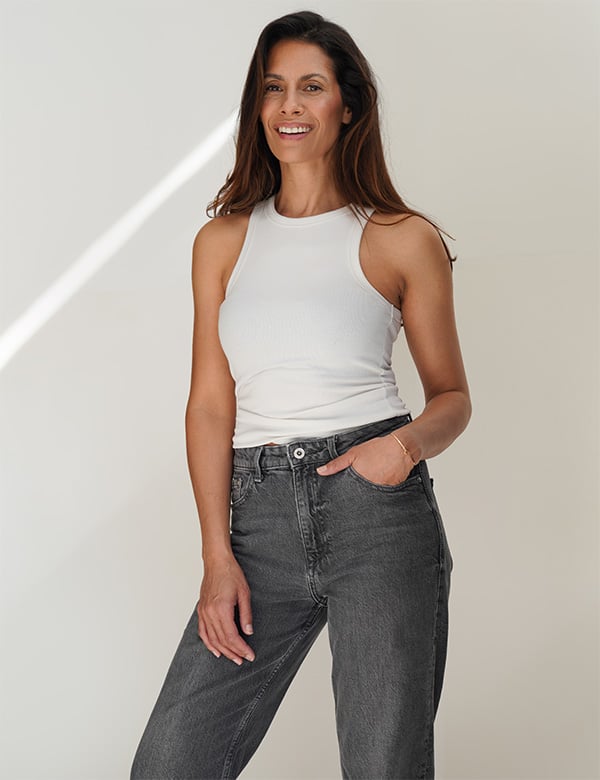 Vrouwelijk model met donkerbruin haar Sam Kr.