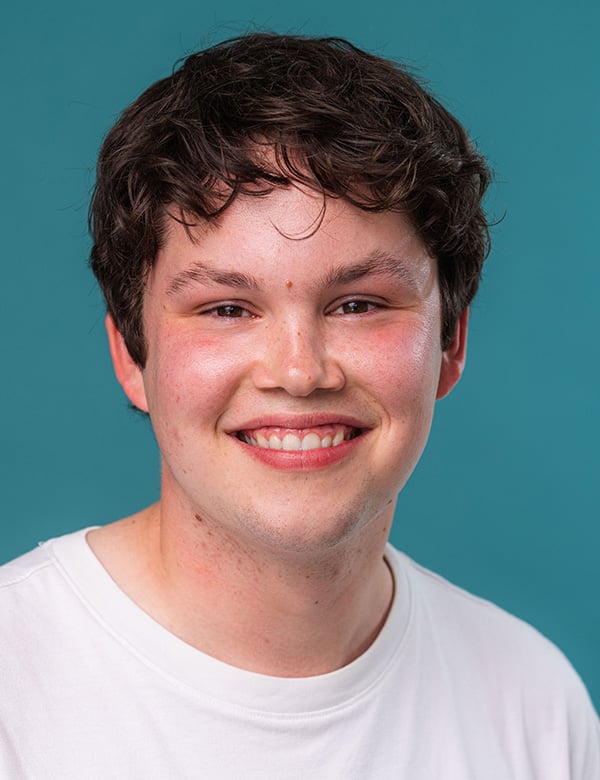 Mannelijk model met bruin haar sam n.