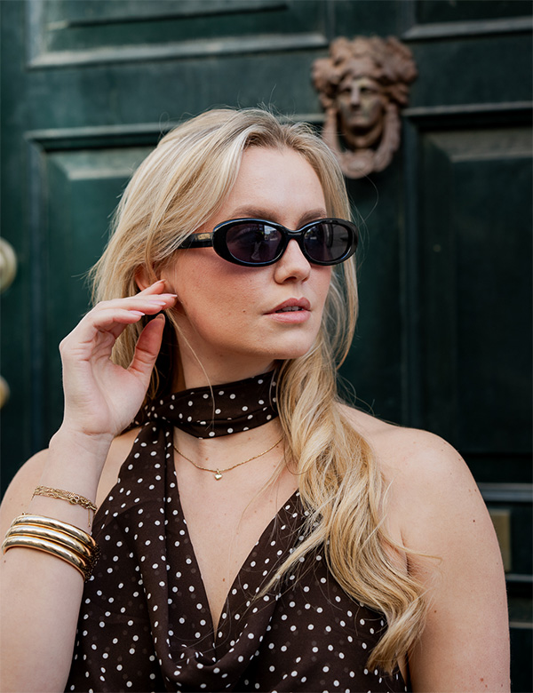 Vrouwelijk model met blond haar Sam S.