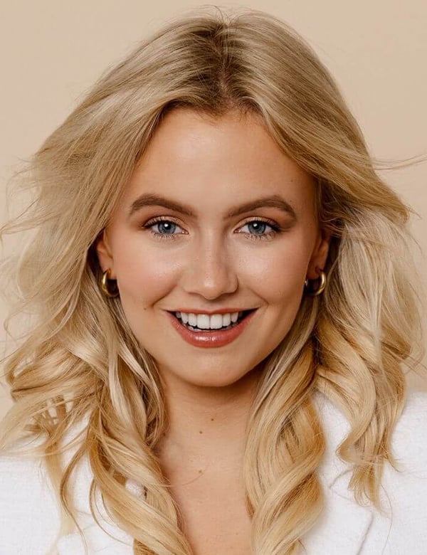 Model Vrouwelijk model met blond haar sam