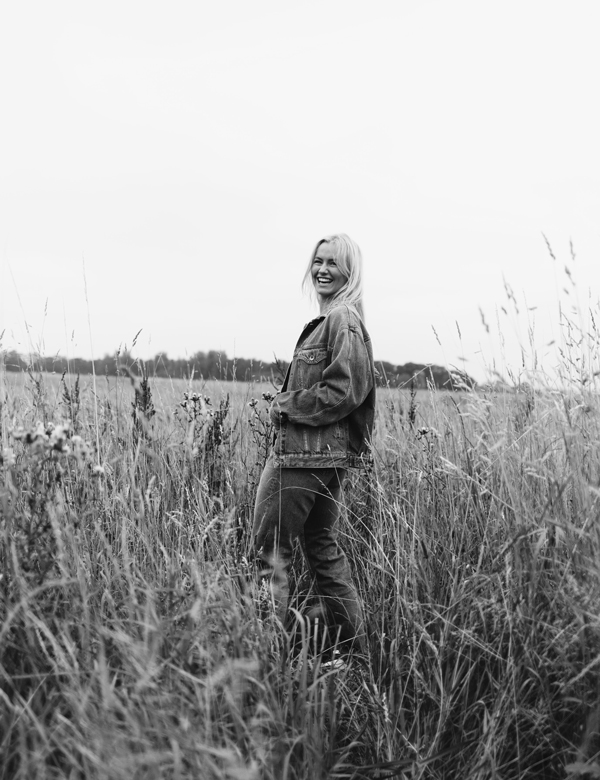 Vrouwelijk model met blond haar Sam